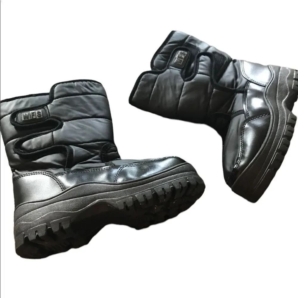 WFS snow boots size 4Y new never worn snow boots